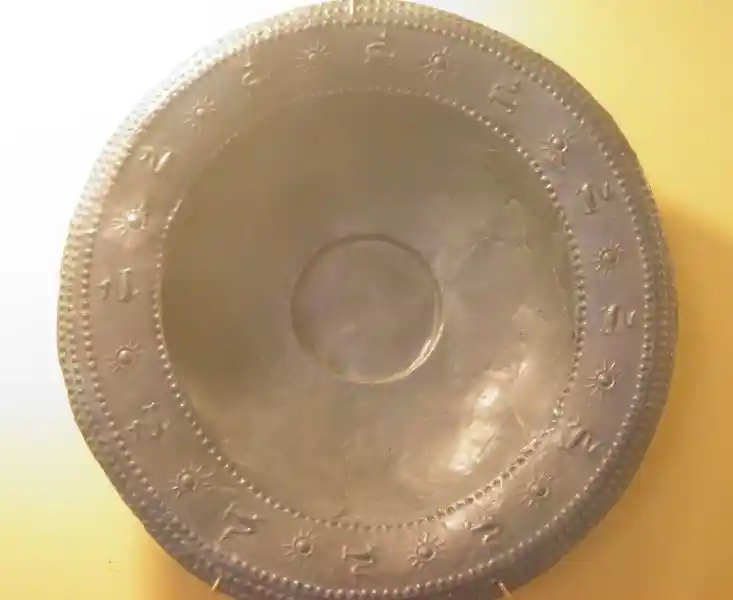 Suns and animals alternating on the rim of a dish